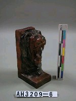 藏品(木製老虎書架)的圖片